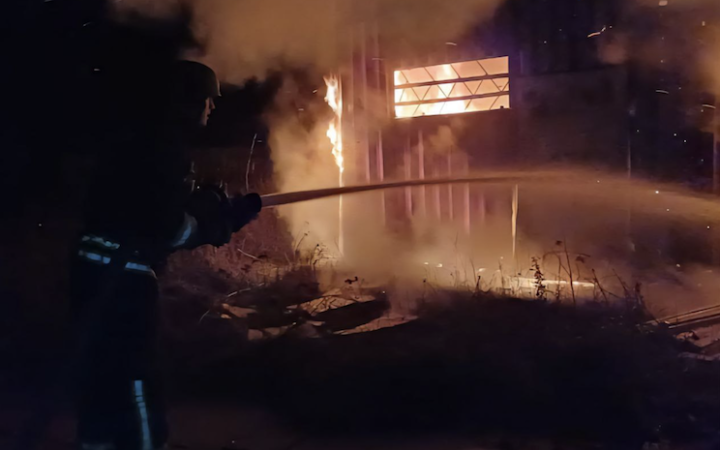 У Дніпропетровській області вночі росіяни атакували пошту, будинки і адмінбудівлі