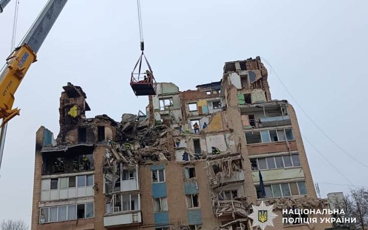 У Тернополі демонтують зруйнований російською ракетою будинок