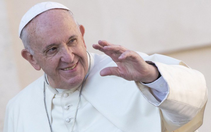 Папа Франциск заповів кошти на придбання машин швидкої допомоги для України