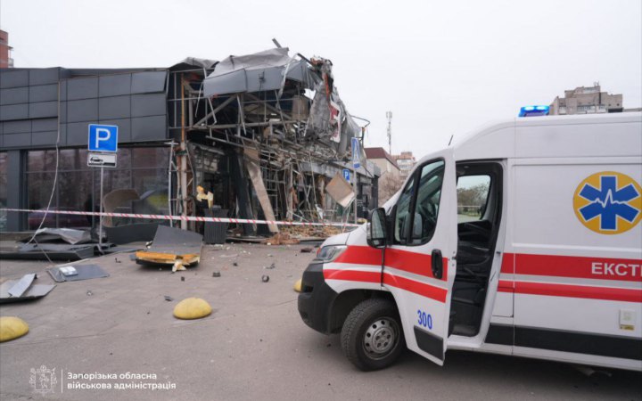 РФ вдарила по Запоріжжю: пошкоджено магазин, є поранені