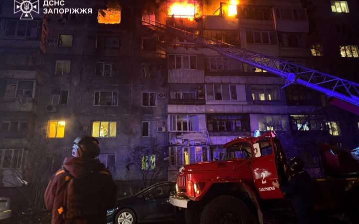 ​Російський безпілотник влучив у багатоповерхівку Запоріжжя. Є постраждалі
