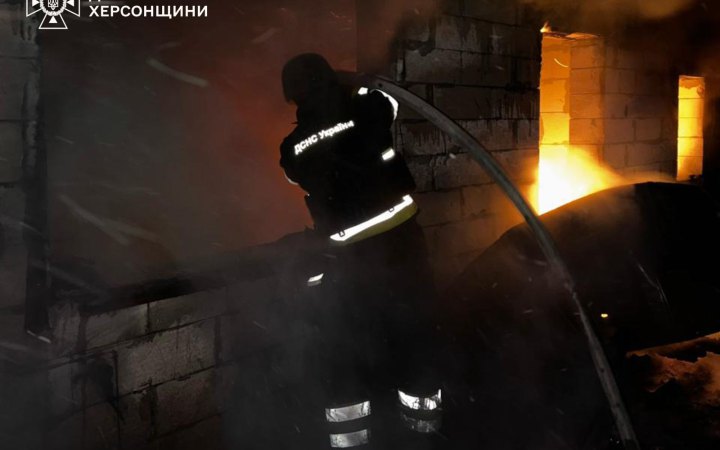 Росіяни завдали удару по Херсону: виникли пожежі, постраждала цивільна (доповнено)