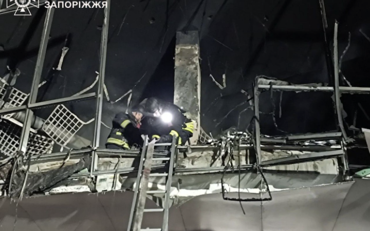 Росіяни двічі за ніч атакували Запоріжжя. Горіли будинки і ТЦ