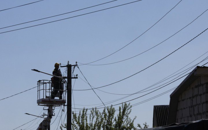 На Дніпропетровщині та Запоріжжі триває відновлення мереж після ворожих атак