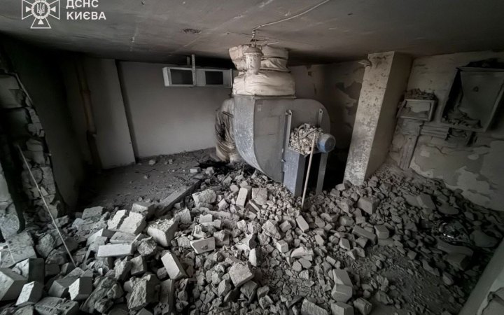 У Києві уламки БпЛА впали на будинок (оновлено)