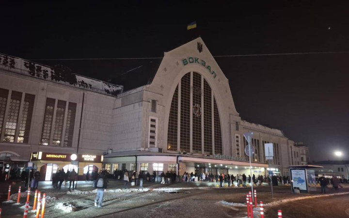 Укрзалізниця приглушила зовнішнє освітлення на низці вокзалів