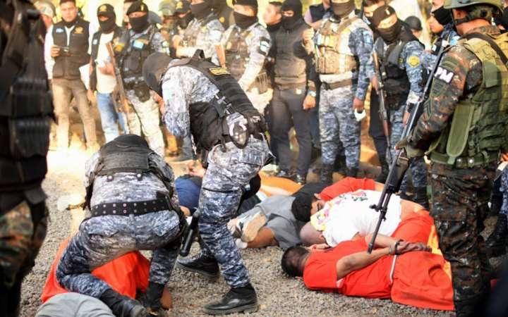 Гватемала оголосила 30-денний стан облоги через бунти банд у в’язницях