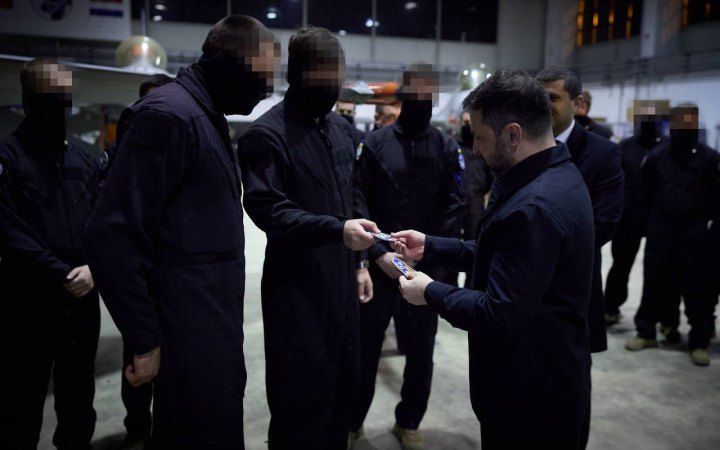 Володимир Зеленський зустрівся з українськими пілотами, що навчаються в Румунії