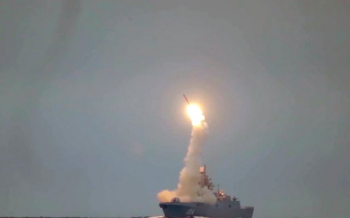 Росіяни атакують Київ балістикою, “Цирконами” і крилатими ракетами