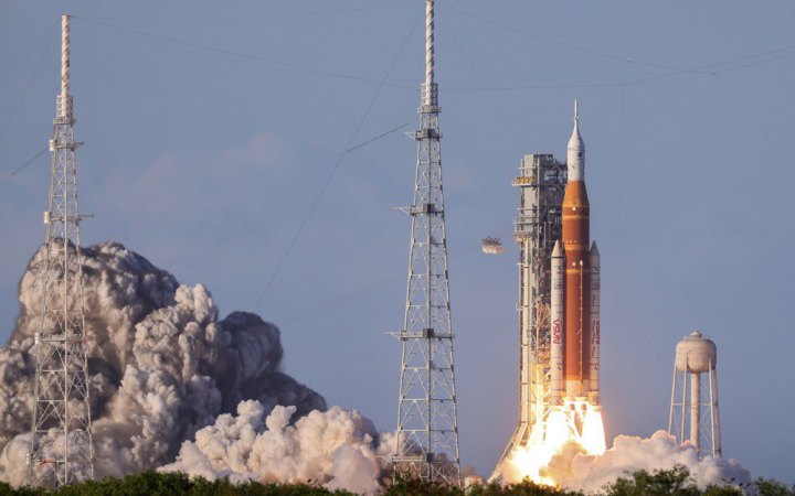 Місія Artemis II успішно здійснила переліт від земної орбіти в напрямку Місяця