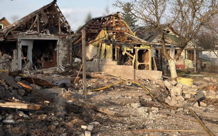 У Шостці унаслідок удару росіян загинула жінка. Її рідні – поранені