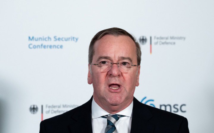 Німеччина призупинила дію норми про дозвіл на довготривалі поїздки чоловіків за кордон