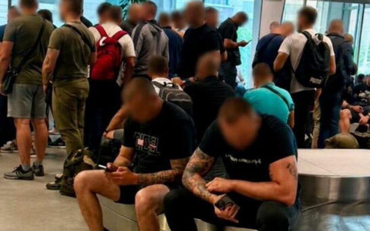 Чорногорія депортувала “тітушок” президента Сербії Александра Вучича