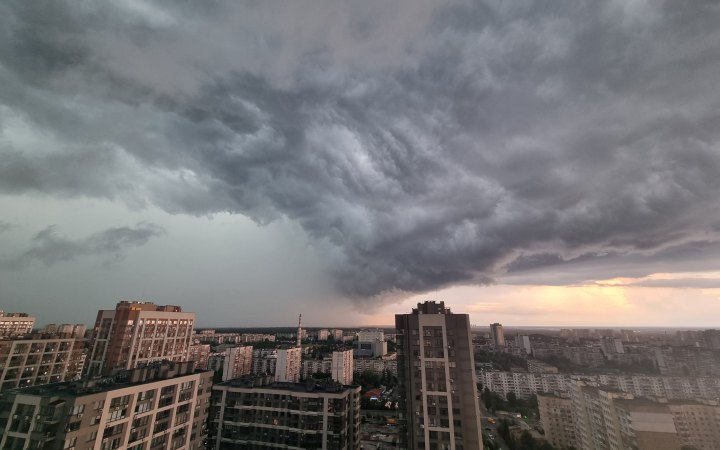 На вихідних в Україні очікуються дощі та місцями грози