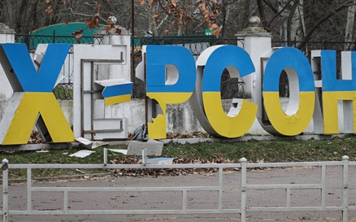 Росіяни посилюють «полювання» за авто в Херсоні, зростає ризик атак біля ринків, супермаркетів і АЗС