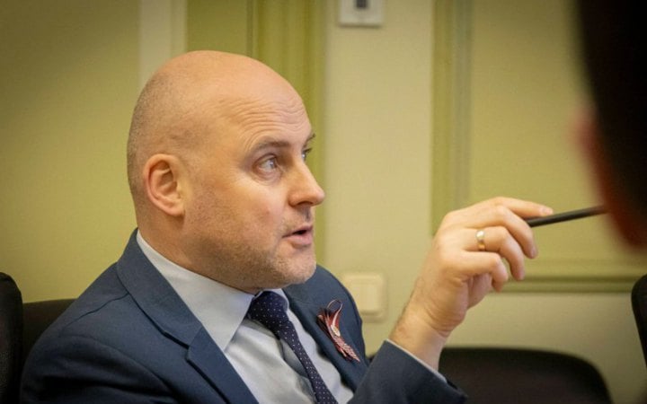 Прем’єр Латвії вимагає заборонити видачу росіянам віз Євросоюзу