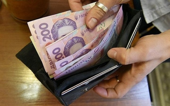 Держстат відзначив зменшення середньої зарплати в Україні