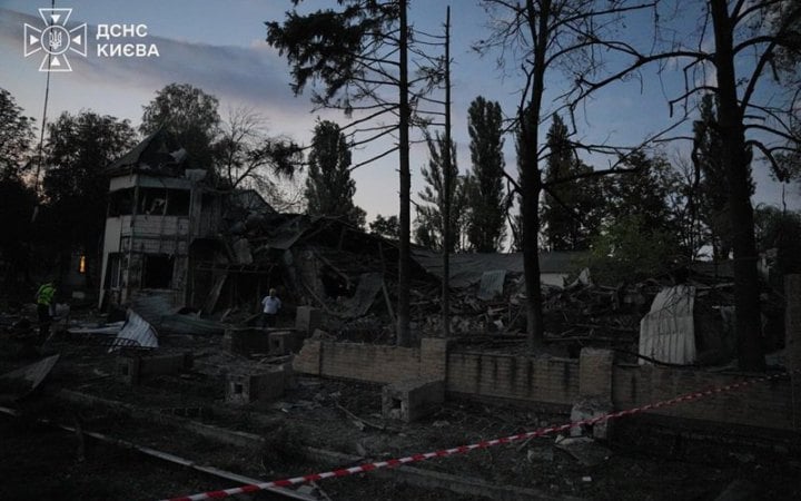 Росія вдарила балістикою по залізничному депо в Києві: є загиблі і поранені