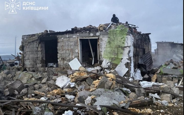 Внаслідок ранкового обстрілу Київської області постраждала родина з трьома дітьми