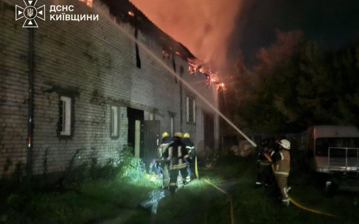 РФ майже безперестанку атакує Київщину дронами, під ударами були цивільні обʼєкти у 5 районах