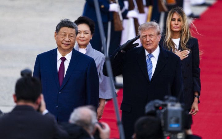 Трамп зустрів Сі Цзінпіня в аеропорту червоним хідником і прольотом військової авіації