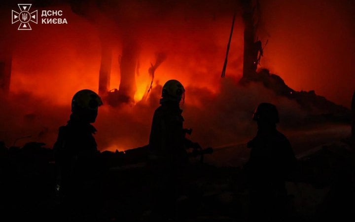 Росіяни атакували Київ балістикою, дронами та “Цирконами”, є загиблі, пошкоджено пологовий будинок (оновлено)