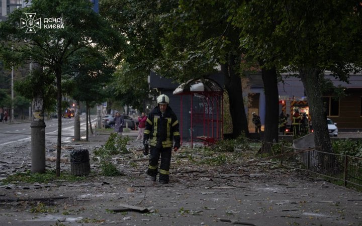 Вранці росіяни атакували Київ: постраждала людина (доповнено)