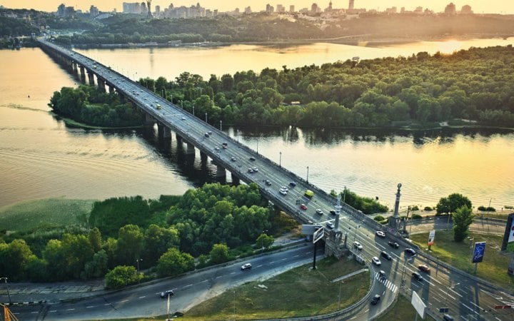 У Києві частково обмежили рух двома мостами, Південний – перекрили повністю