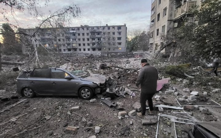 Вирва у дворах житлових будинків і потрощені авто: внаслідок атаки постраждав житловий район у Кременчуці (оновлено)