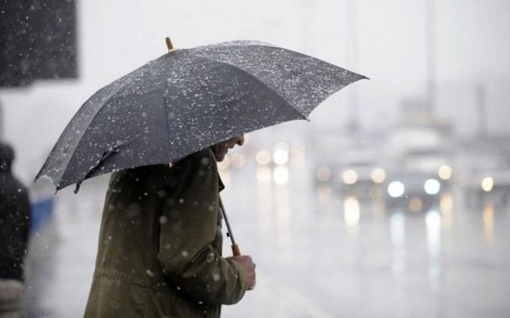 В п’ятницю в Україні місцями дощитиме, в Карпатах прогнозують мокрий сніг